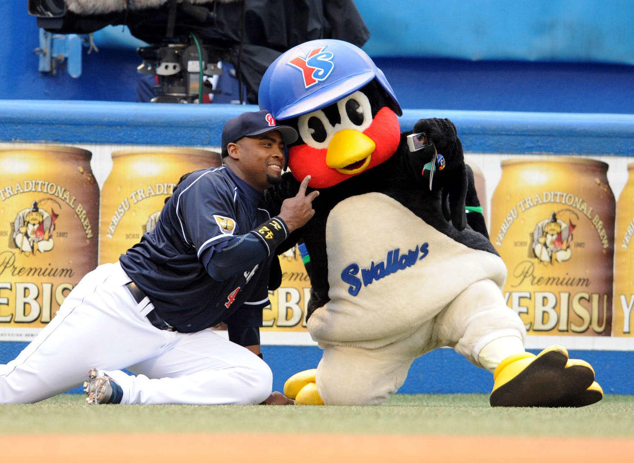 つば九郎と記念撮影する中日ブランコ（2012年4月25日撮影）