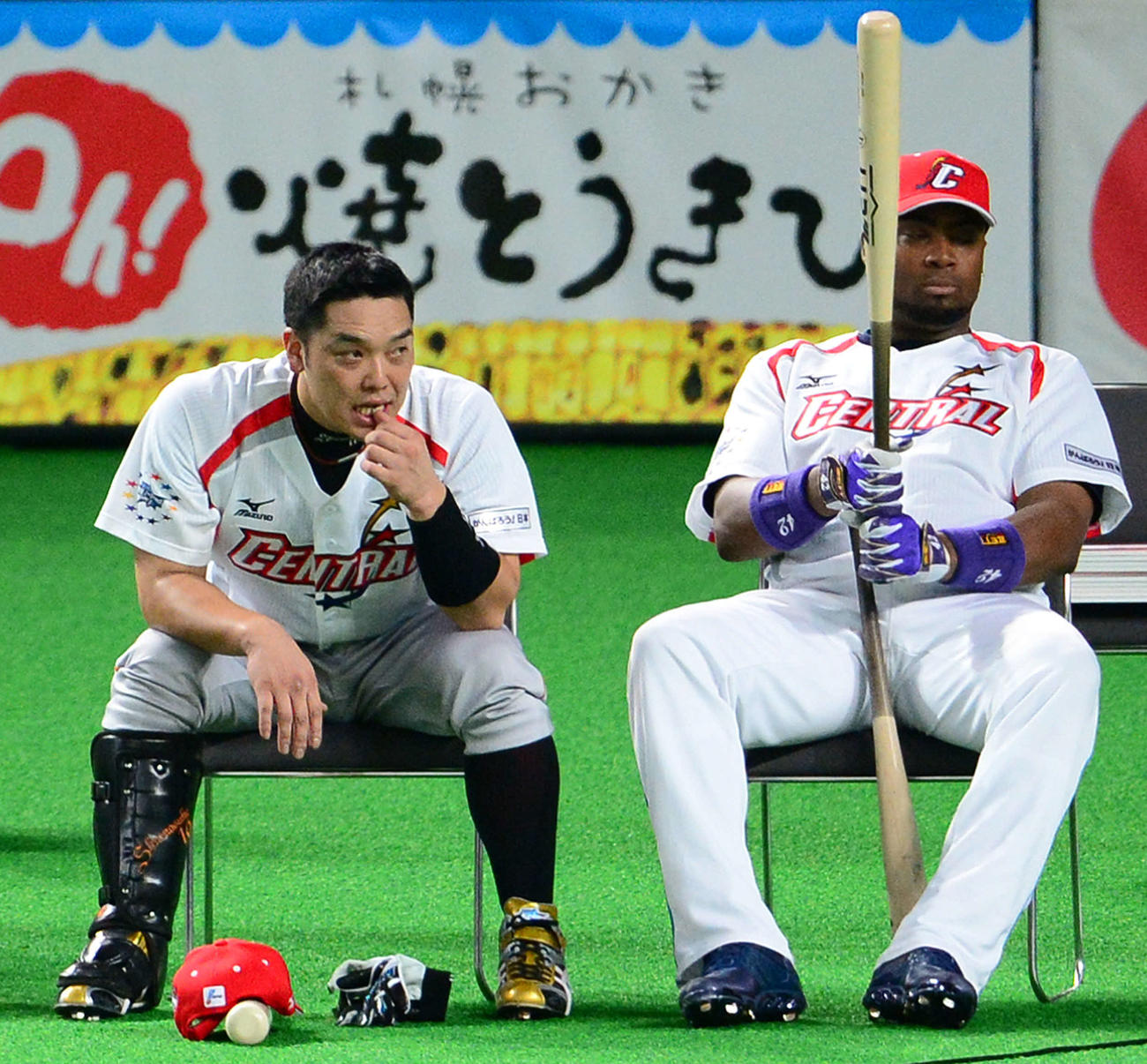 マツダオールスターゲーム2013　阿部（左）は本塁打競争の準決勝で0発に終わってがっくり。右はブランコ（2013年7月19日撮影）