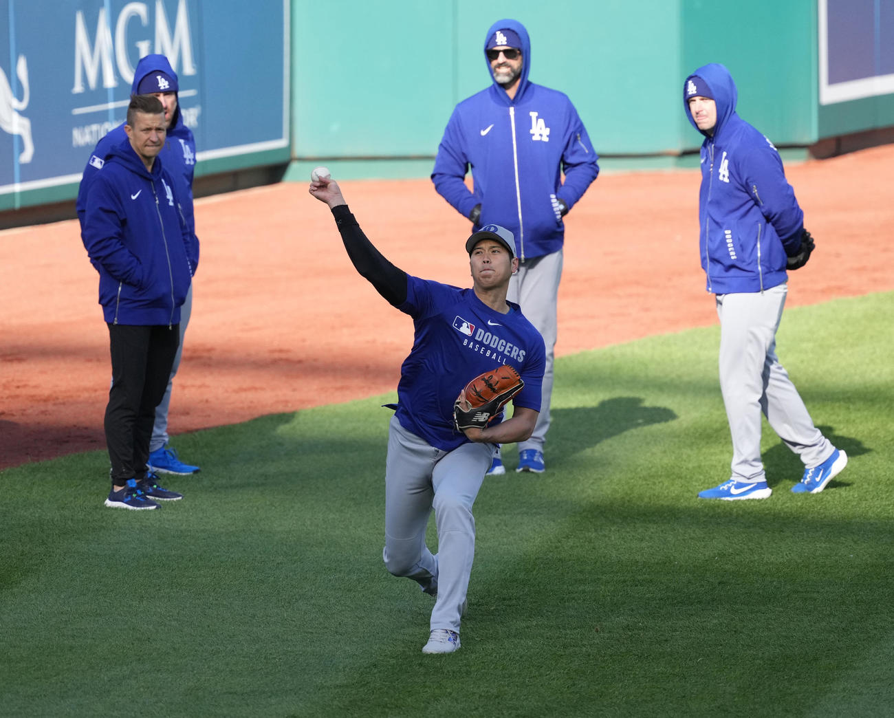 ナショナルズ対ドジャース　試合前、キャッチボールで調整するドジャース大谷翔平（中央）（撮影・菅敏）