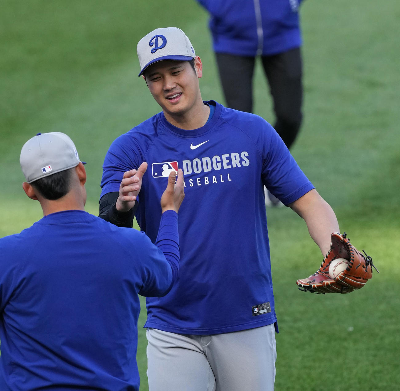 ナショナルズ対ドジャース　試合前、キャッチボールを終え、笑顔でタッチをするドジャース大谷（撮影・菅敏）