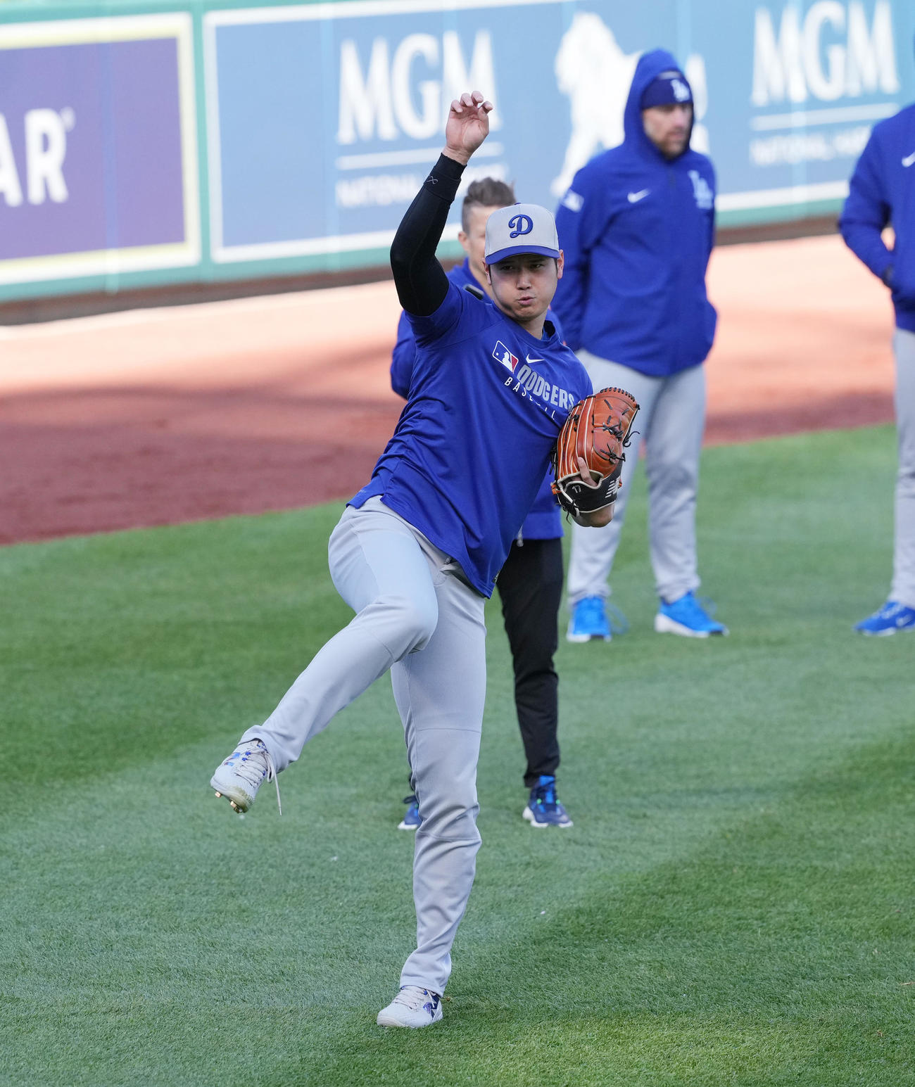 ナショナルズ対ドジャース　試合前、キャッチボールで調整するドジャース大谷翔平（中央）（撮影・菅敏）