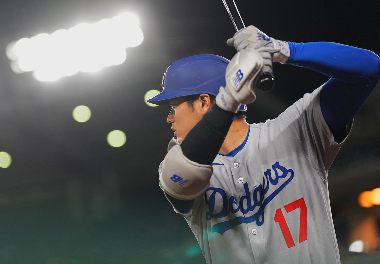 ナショナルズ対ドジャース　8回、打席を前に準備をするドジャース大谷（撮影・菅敏）