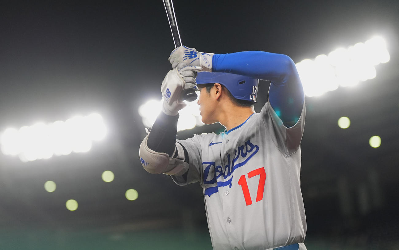ナショナルズ対ドジャース　8回、打席を前に準備をするドジャース大谷（撮影・菅敏）