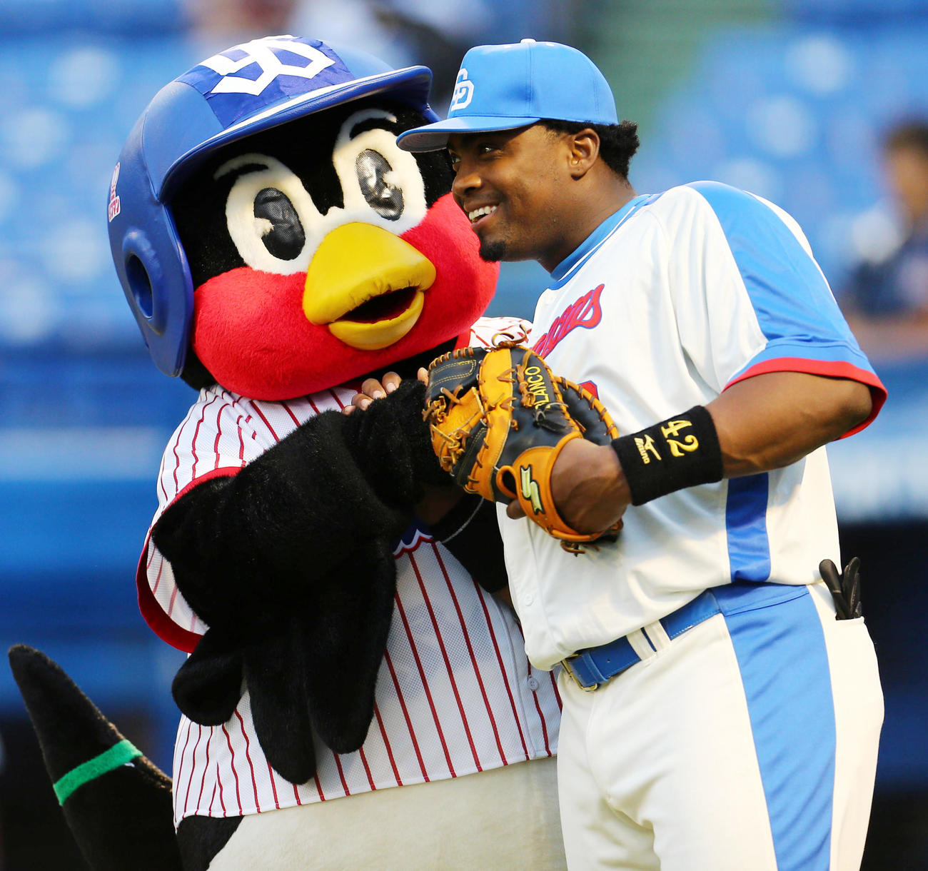 試合前につば九郎（左）と談笑する中日ブランコ（2012年9月2日撮影）