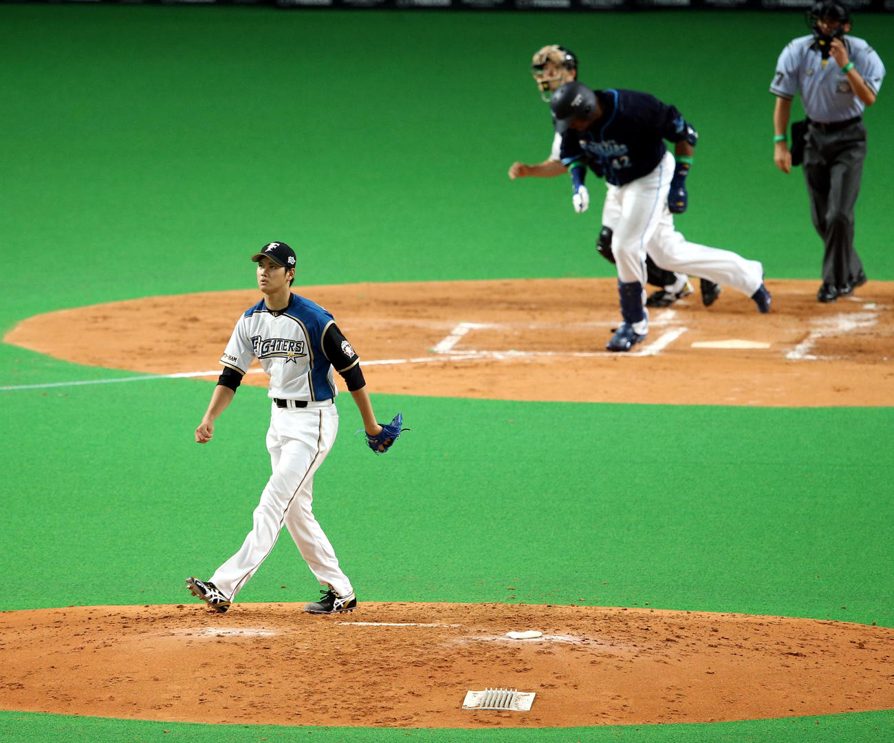 全パ対全セ　5回表全セ無死、ブランコ（後方）を二ゴロに仕留める大谷（2013年7月19日撮影）