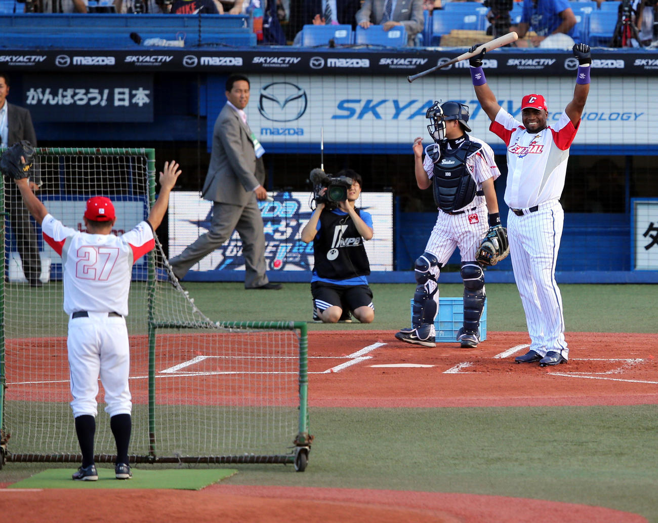 全セ対全パ　本塁打競争で優勝したブランコは投手を務めた谷繁と万歳（2013年7月20日撮影）