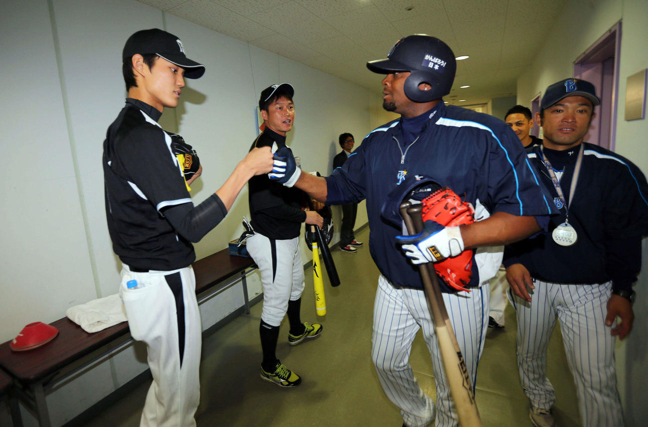 DeNA戦が雨天中止となり、通路でブランコ（右から2人目）とグータッチする阪神藤浪。中央は新井貴（撮影・宮崎幸一）