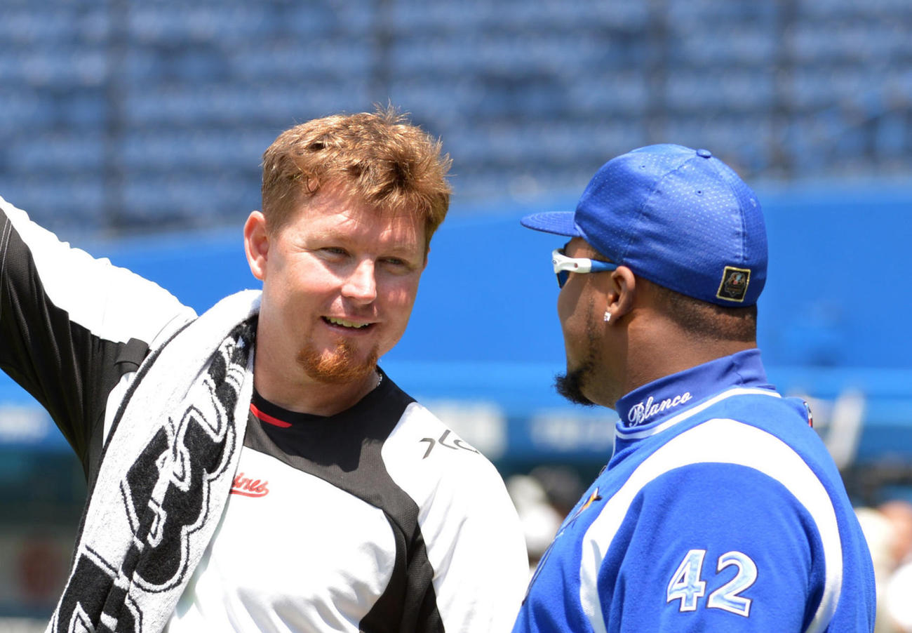 トニ・ブランコ氏（右）と談笑するクレイグ・ブラゼル氏（2014年6月撮影）