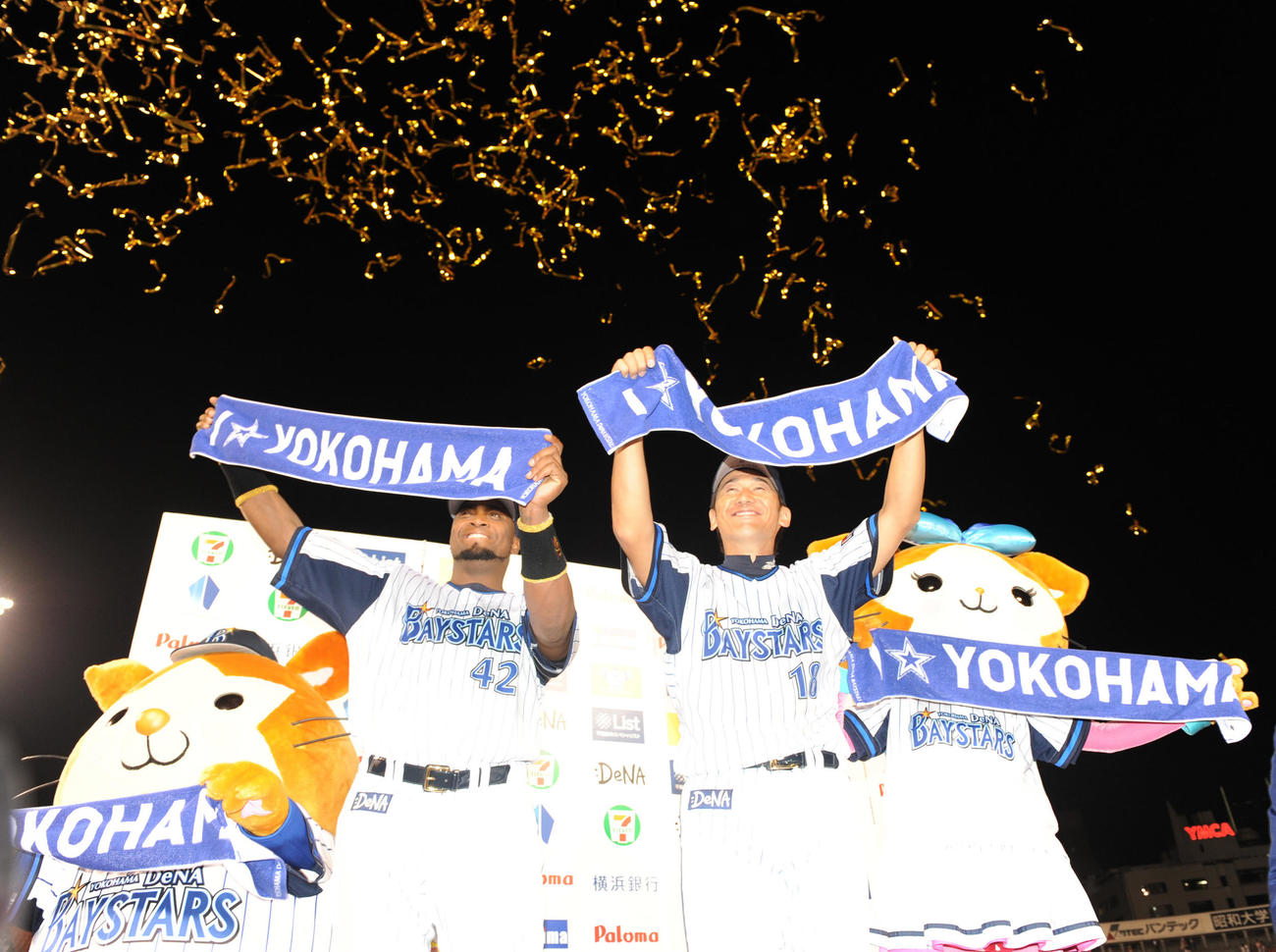 DeNA対巨人　巨人戦で3勝目を飾った三浦（右）と打のヒーローブランコはお立ち台でファンと喜び合う（撮影・山崎哲司）