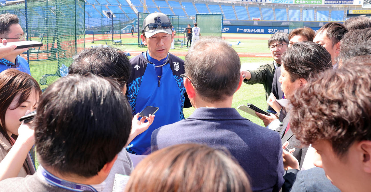 DeNA対巨人　試合前に、亡くなったブランコさんに関する質問などに答えるDeNA三浦監督（撮影・野上伸悟）