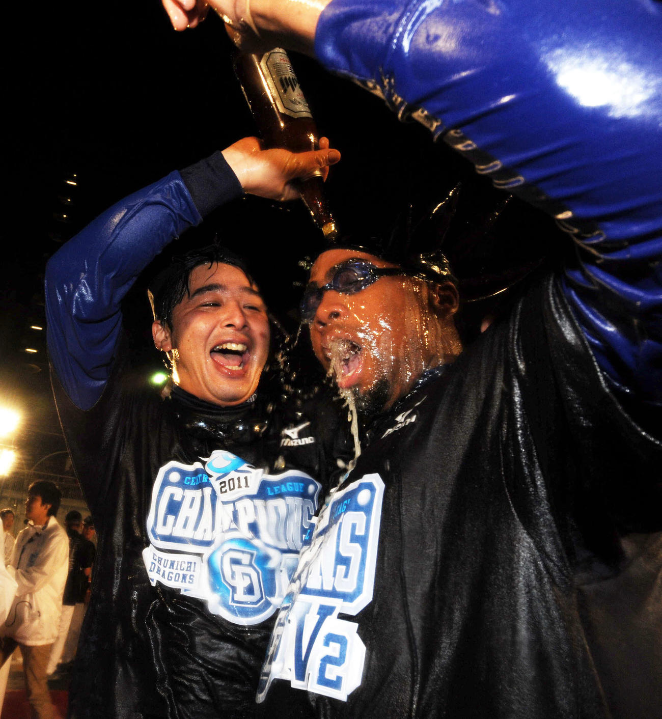 11年10月18日、森野将彦（左）にビールをかけられるブランコ