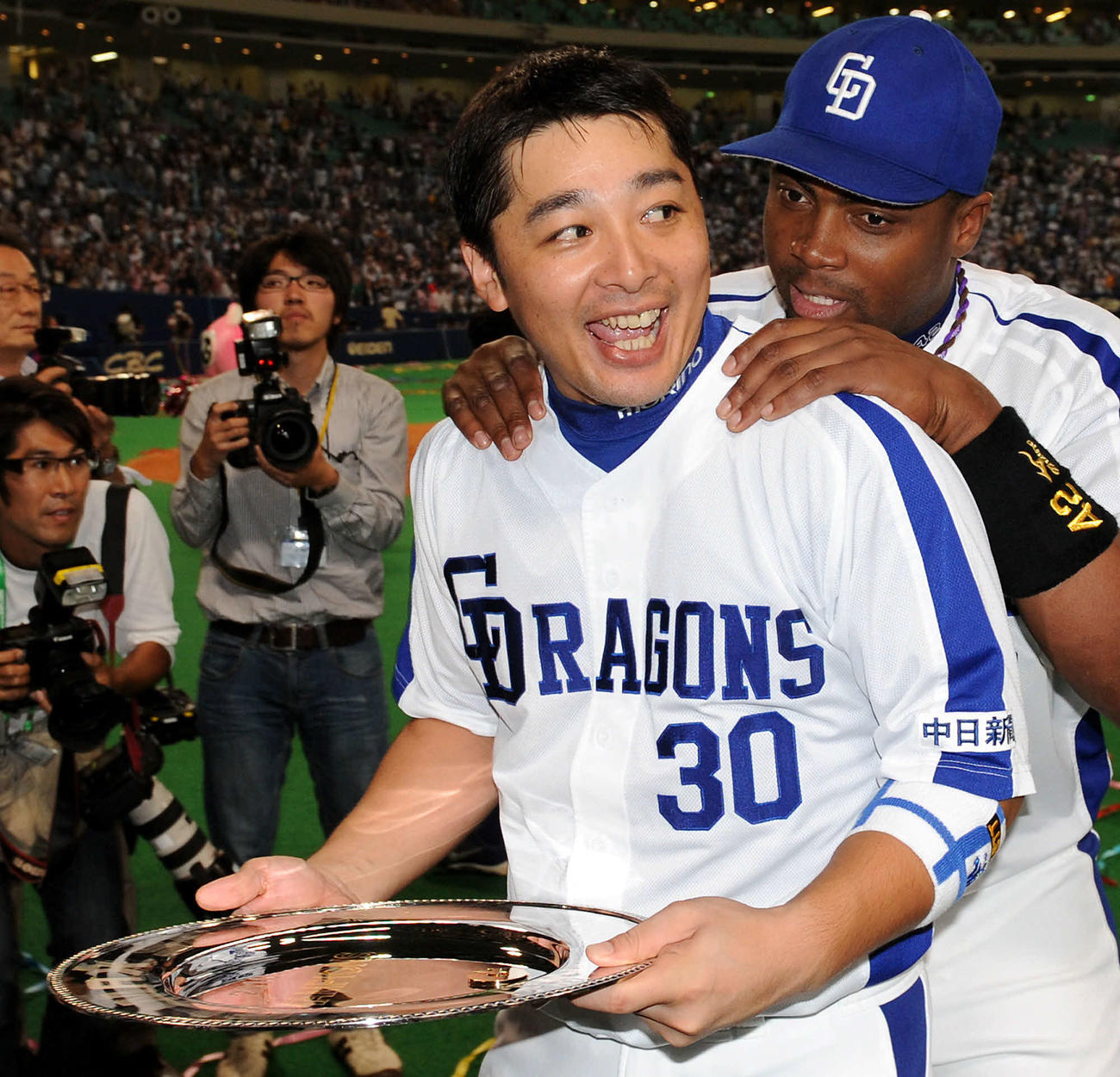 10年10月23日、セリーグクライマックスシリーズ　ファイナルステージ第4戦　中日対巨人　中日森野将彦（左）はトニ・ブランコに後ろからささやかれて笑顔を見せる