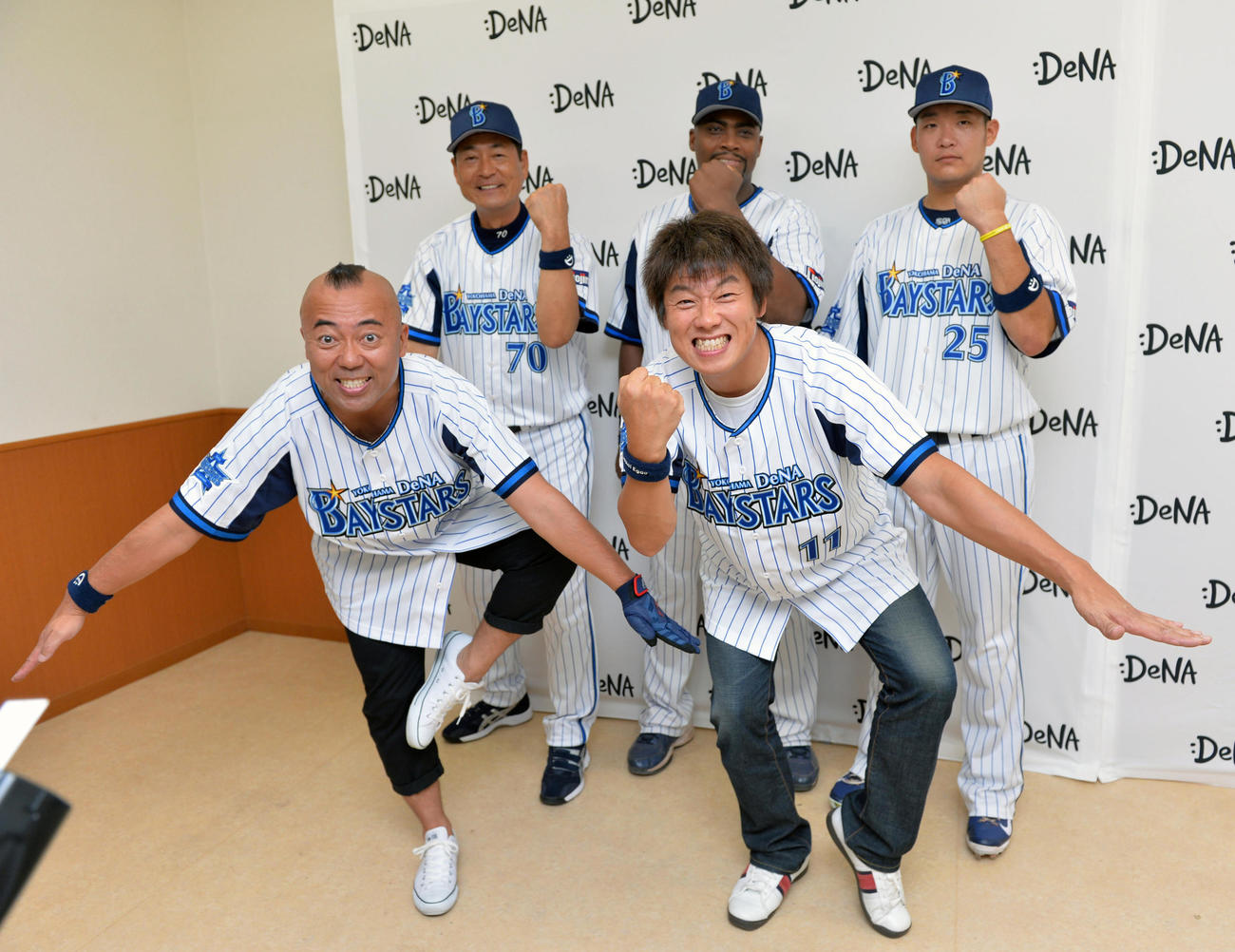 「命を救うホームラン」一般参加プログラム発表会」でポーズをとる、手前左からTIMのゴルゴ松本、レッド吉田、後方左から中畑監督、ブランコ、筒香（撮影・山崎哲司）