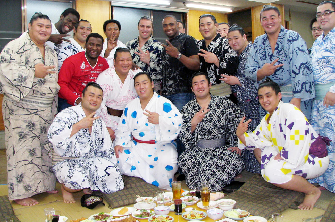 大相撲の阿武松部屋を訪問して記念写真に納まる中日のマキシモ・ネルソン（後列左から2人目）、トマス・デラロサ（同4人目）、トニ・ブランコ（同7人目）（2009年5月21日撮影）