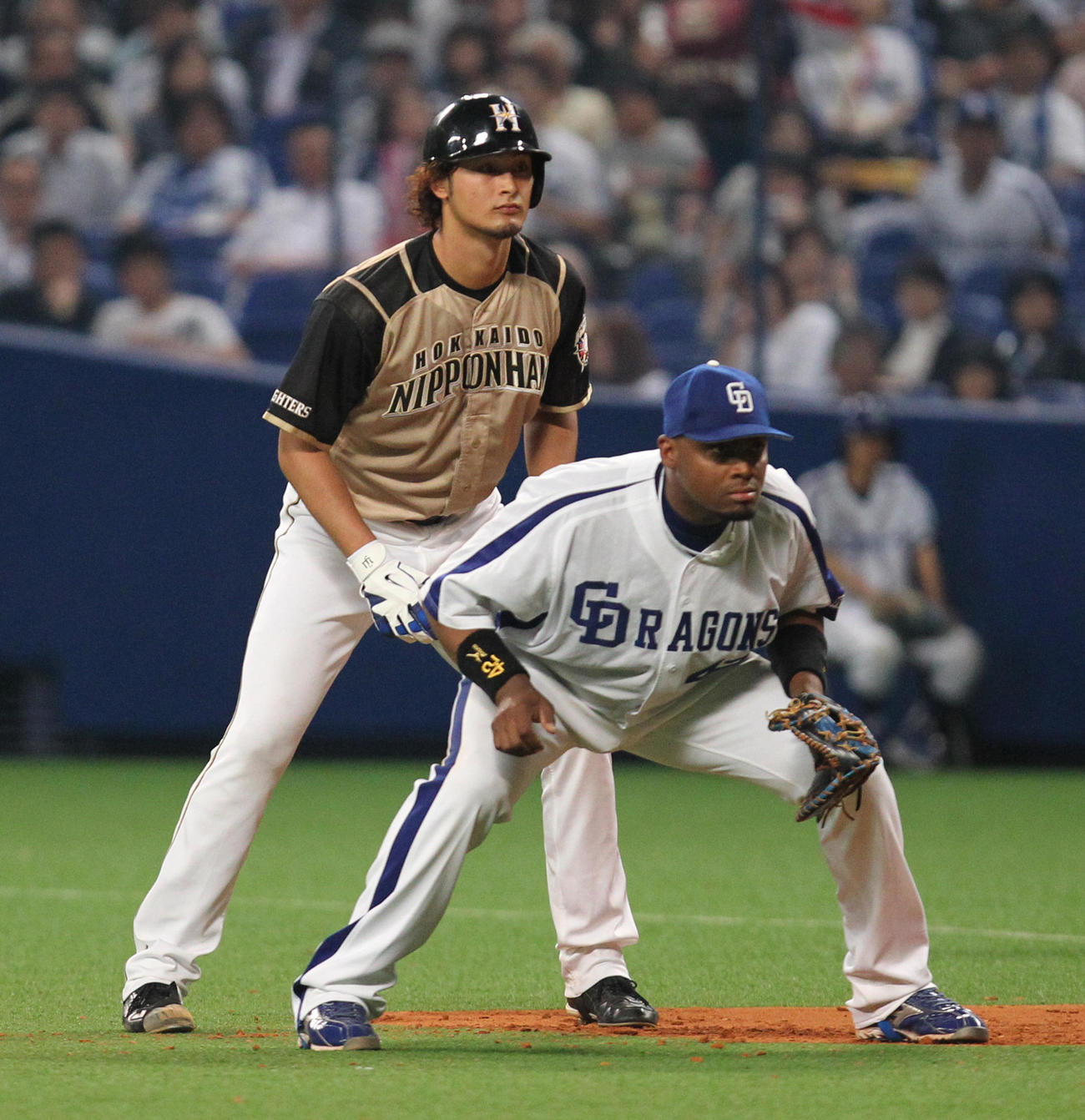 リードする一塁走者ダルビッシュ（後方）。手前は一塁手フランコ（2011年5月25日撮影）