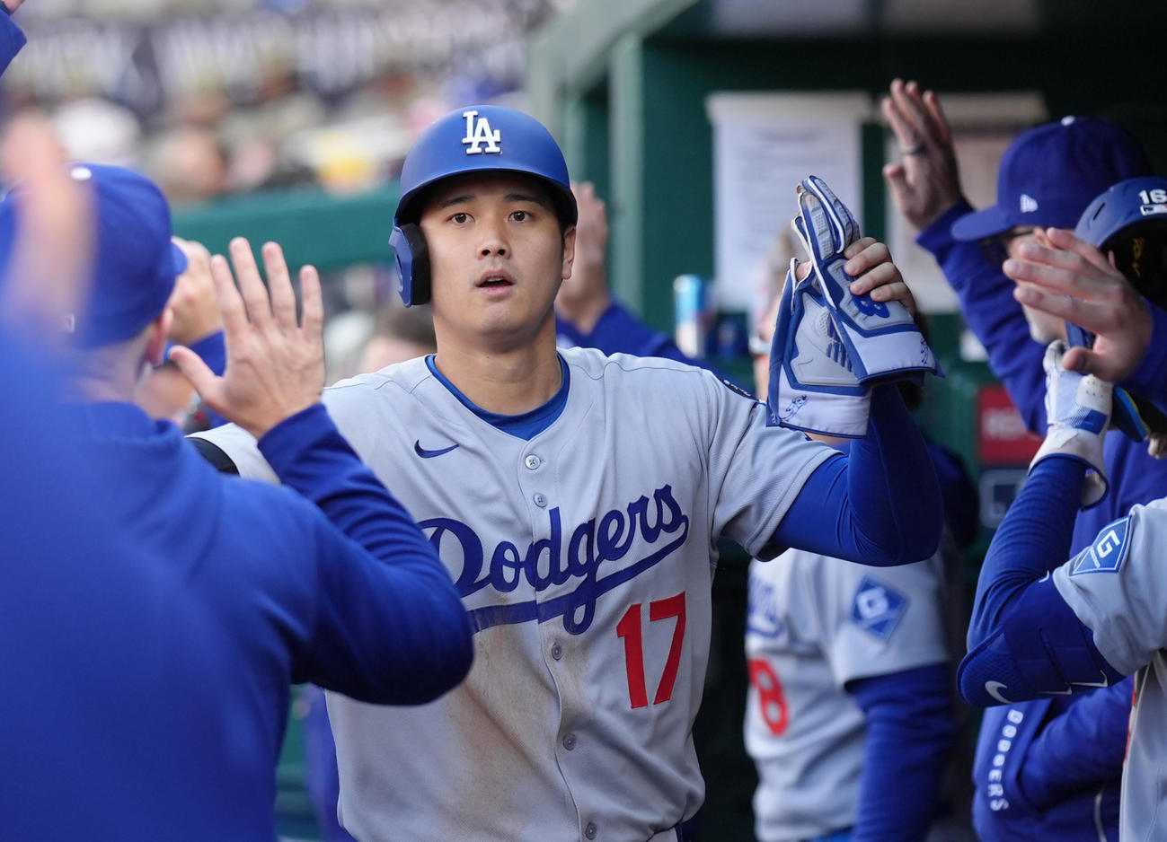 ナショナルズ対ドジャース　1回表ドジャース無死一、二塁、エドマンの2点適時二塁打で二塁から生還し、ナインにタッチで迎えられる大谷（撮影・菅敏）