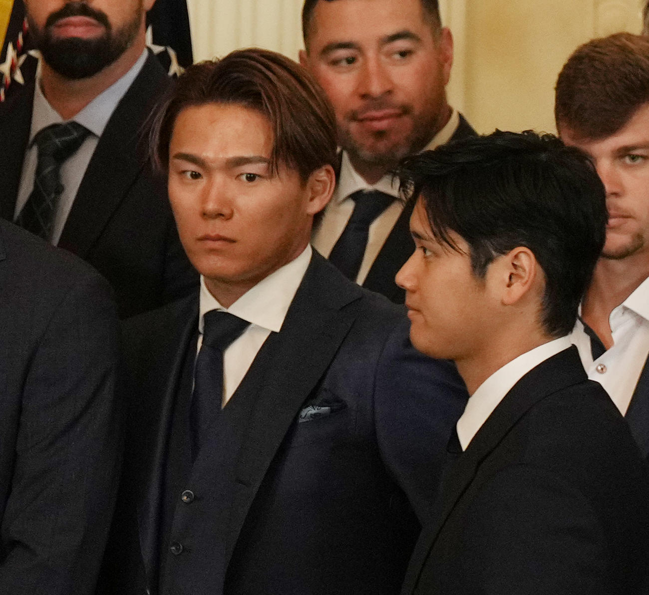 7日、ホワイトハウスを表敬訪問したドジャース大谷（右）と山本