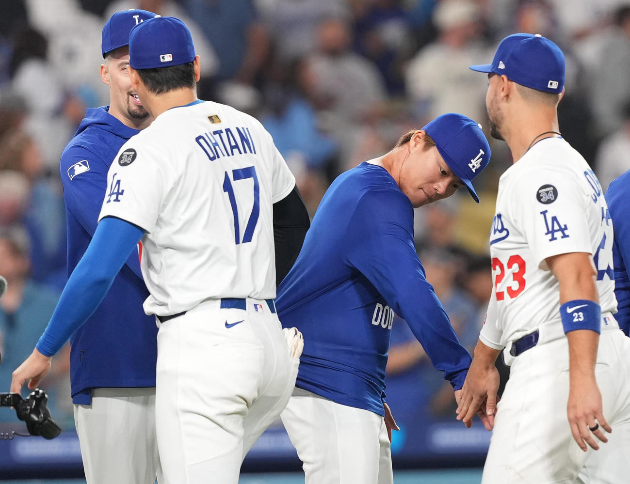 ドジャース対カブス　カブス戦に先発し今季22勝目を挙げた山本は、大谷（左）にシャツを引っ張られる（撮影・菅敏）