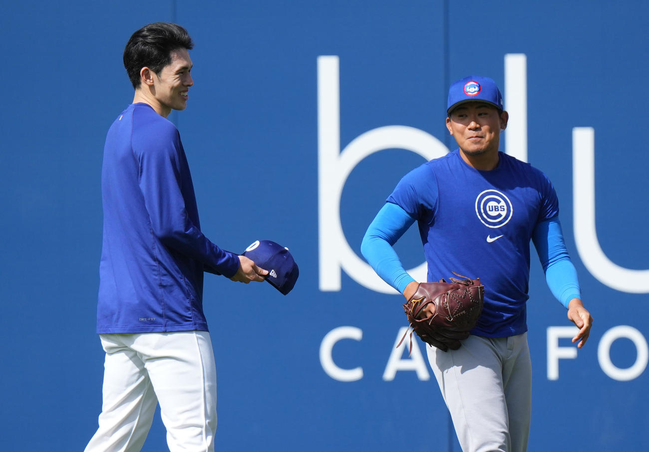ドジャース対カブス　試合前、カブス今永（右）に握手であいさつするドジャース佐々木（撮影・菅敏）