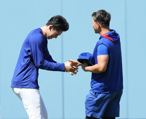 ドジャース対カブス　試合前、カブス鈴木（右）に握手であいさつするドジャース佐々木（撮影・菅敏）
