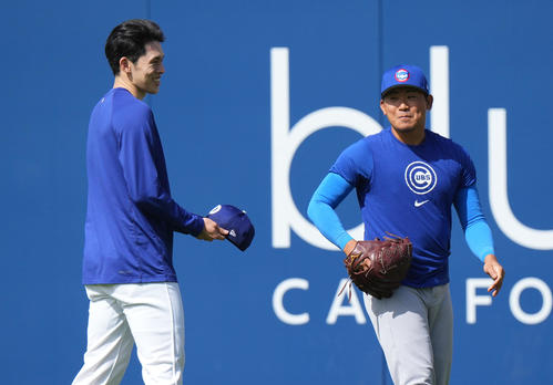 ドジャース対カブス　試合前、カブス今永（右）に握手であいさつするドジャース佐々木（撮影・菅敏）