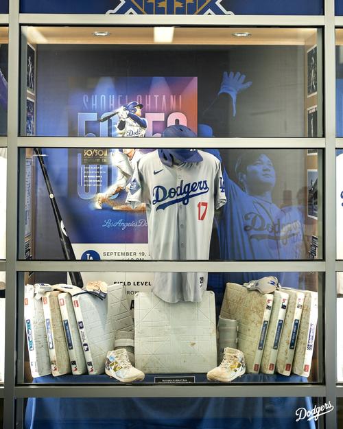 ドジャースタジアムにデコピンスパイク展示 大谷翔平「50－50」記念