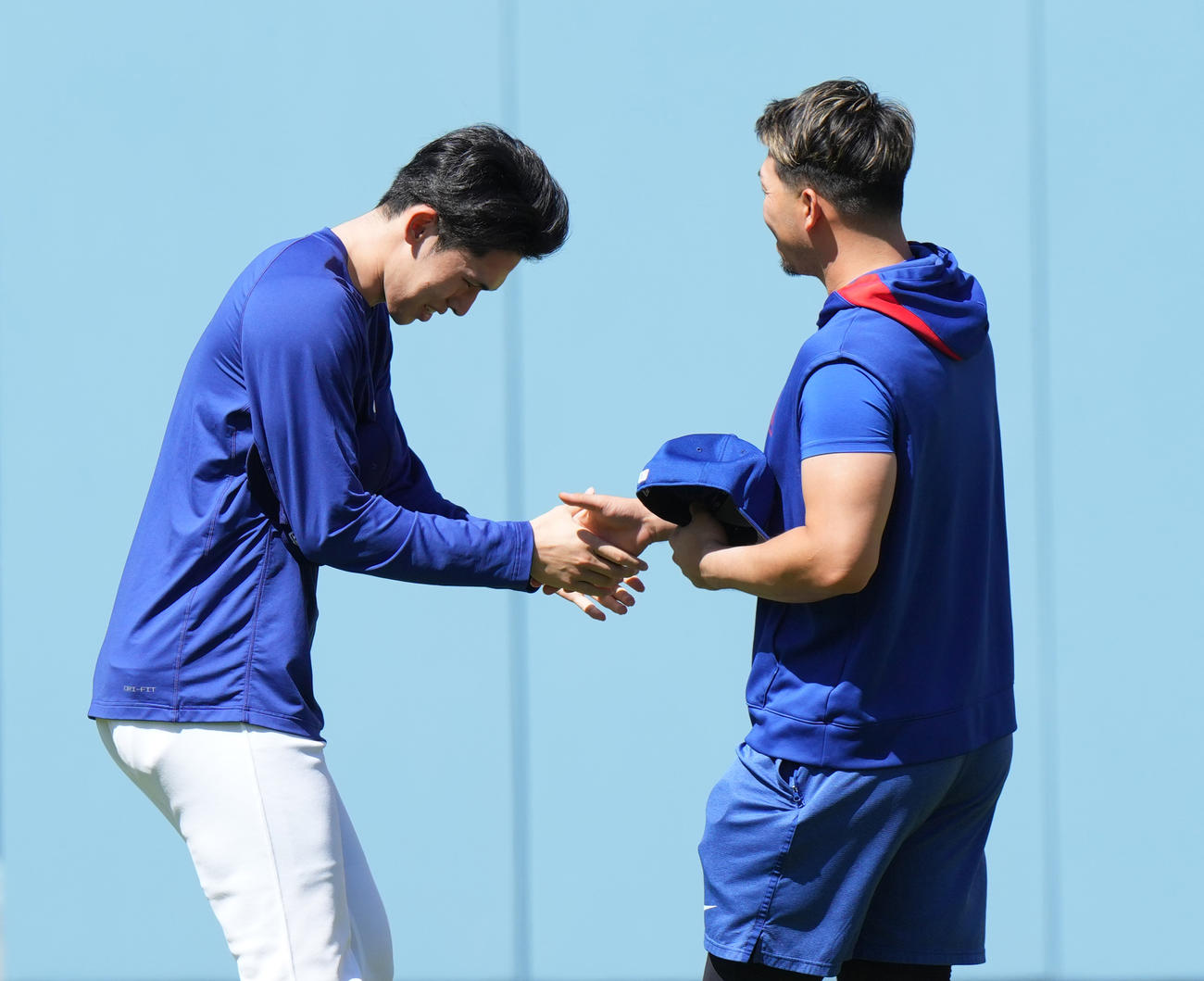 ドジャース対カブス　試合前、カブス鈴木（右）に握手であいさつするドジャース佐々木（撮影・菅敏）