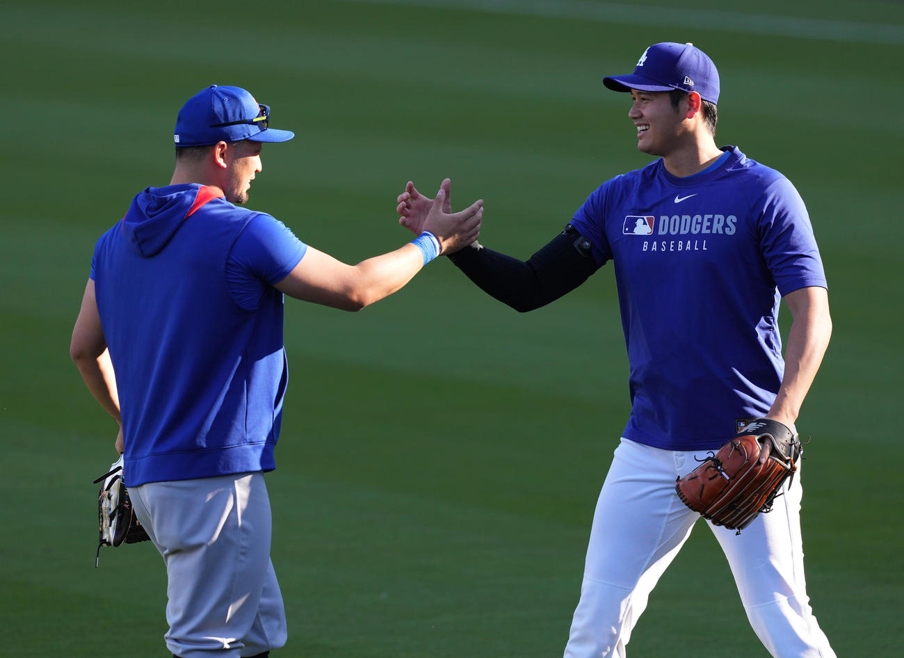 ドジャース対カブス　試合前、カブス鈴木（左）と握手であいさつするドジャース大谷（撮影・菅敏）