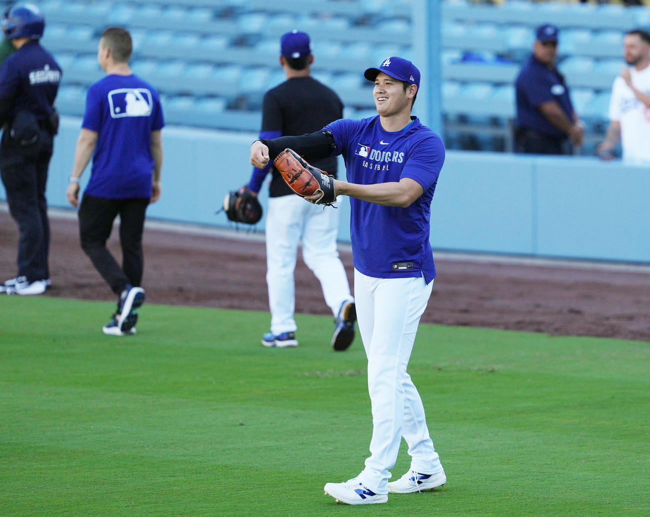 ドジャース対カブス　試合前、カブス鈴木に笑顔でたぐり寄せる大谷（撮影・菅敏）
