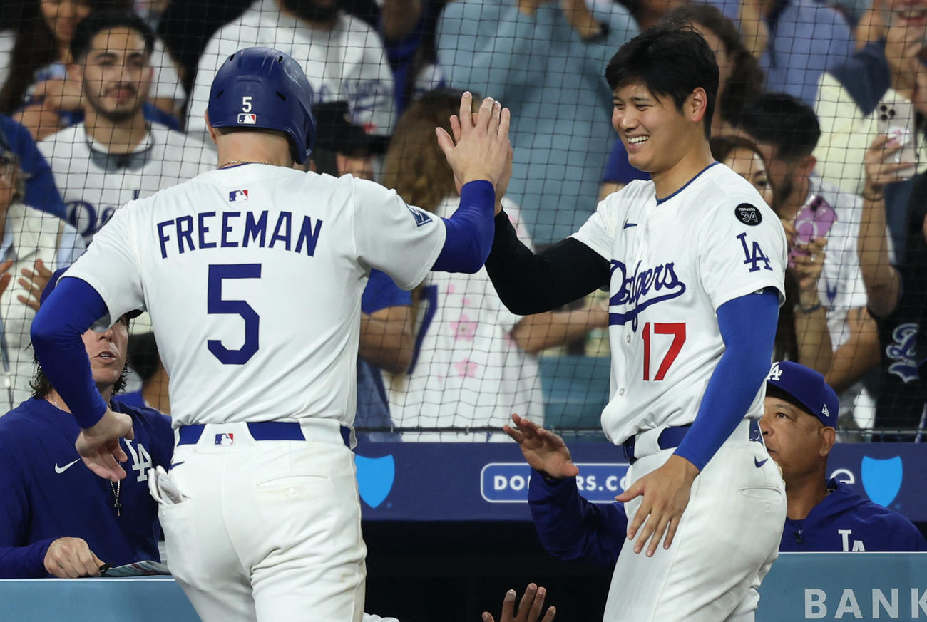 先制3ランを放ったドジャースのエドマン（左）を出迎えた大谷翔平（ロイター）