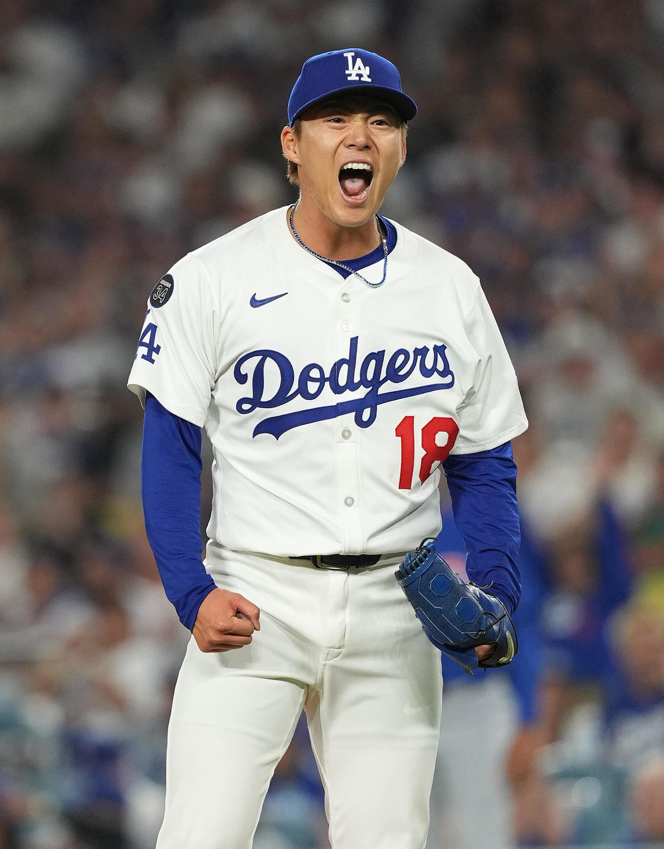 ドジャース対カブス　4回表カブス2死三塁、ブッシュを三振に仕留め、雄たけびを上げる山本（撮影・菅敏）