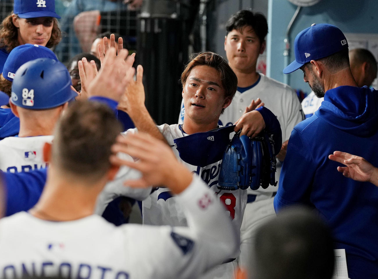 ドジャース対カブス　カブス戦に先発し、6回を2安打無失点に抑えたドジャース山本は、ナインにタッチで迎えられる。後方は大谷（撮影・菅敏）