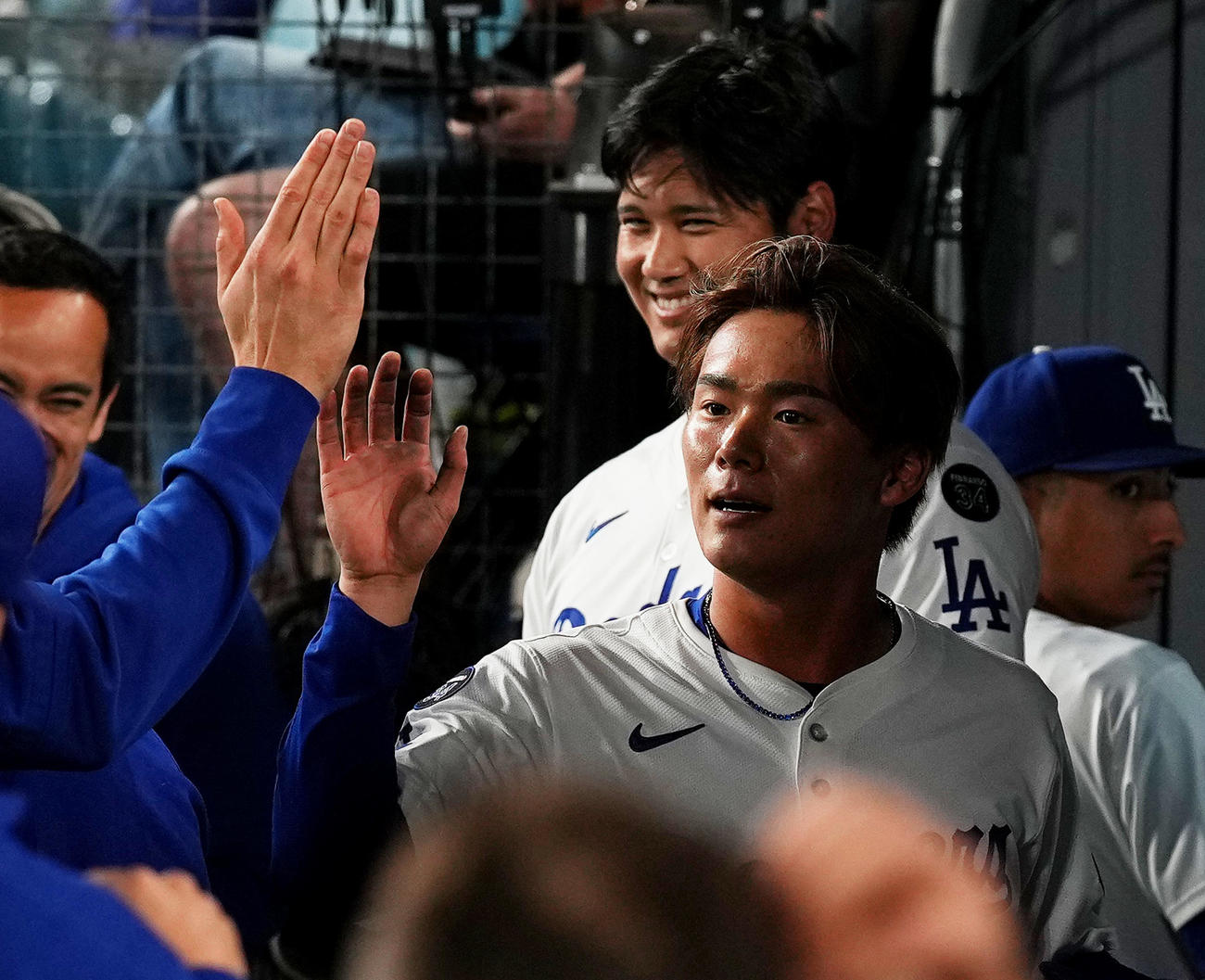 ドジャース対カブス　カブス戦に先発し、6回を2安打無失点に抑えたドジャース山本は、大谷（後方）らナインに迎えられる（撮影・菅敏）