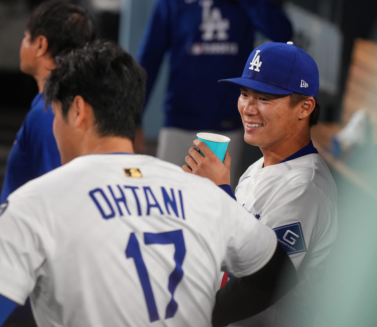 ドジャース対カブス　カブス戦に先発し、6回を2安打無失点に抑えたドジャース山本は、大谷（左）に祝福される（撮影・菅敏）