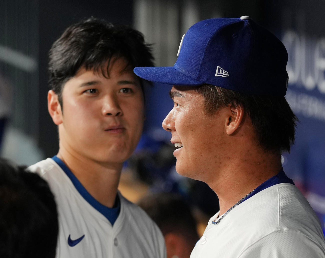 ドジャース対カブス　カブス戦に先発し、6回を2安打無失点に抑えたドジャース山本は、大谷（後方）に祝福される（撮影・菅敏）