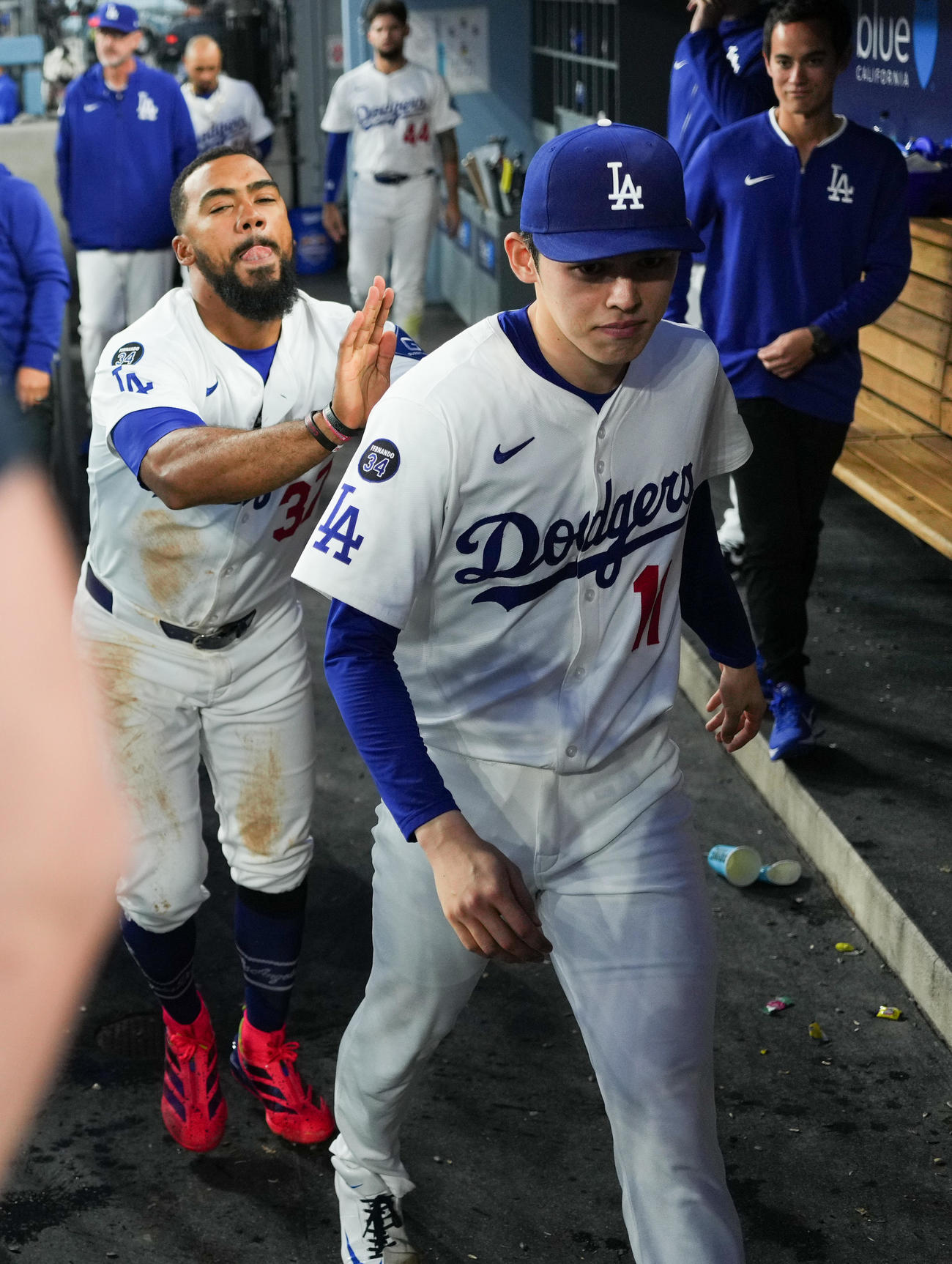 ドジャース対カブス　51失点で降板したドジャース佐々木は、T・ヘルナンデス（左）に声をかけられる（撮影・菅敏）