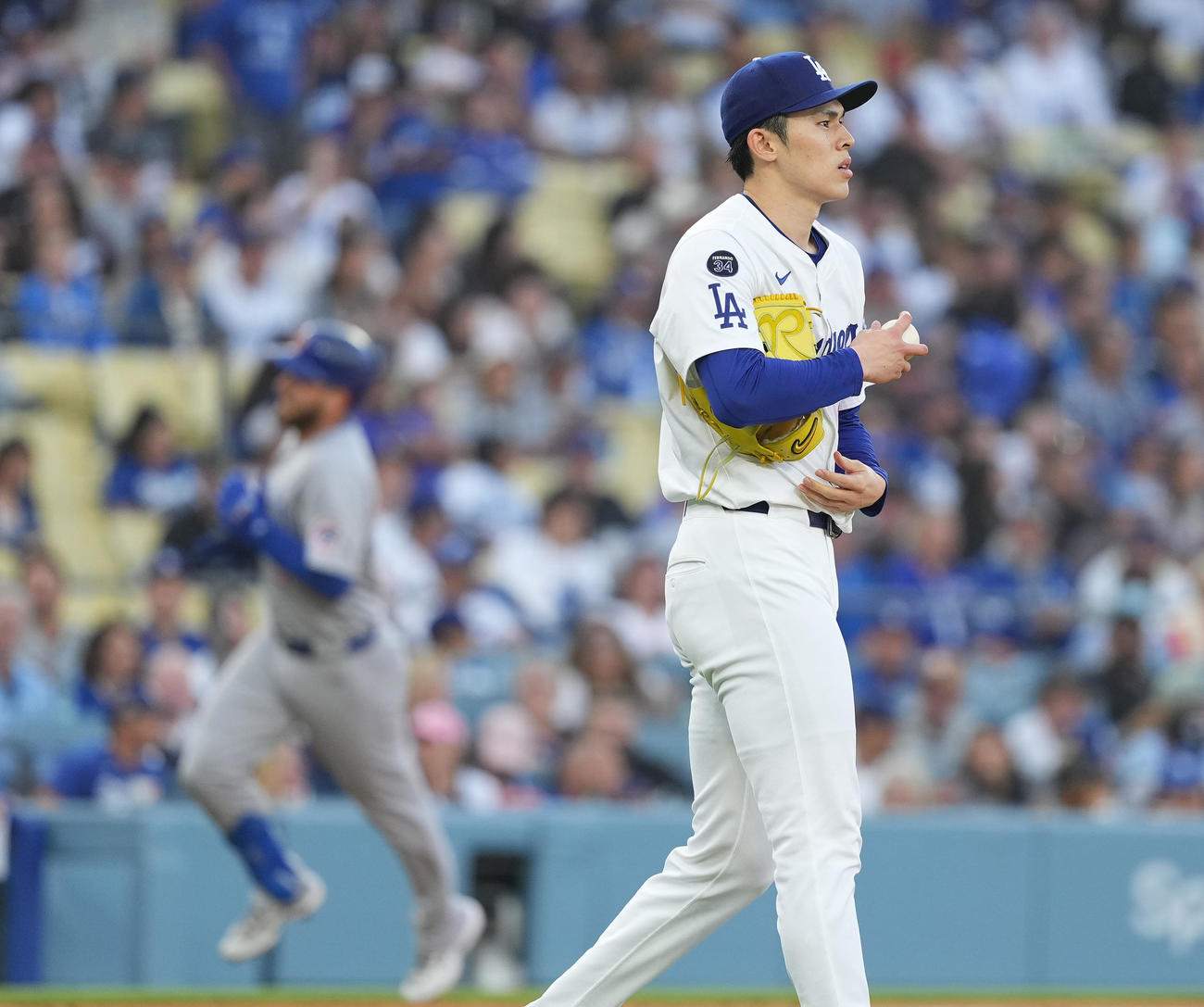 ドジャース対カブス　2回表カブス無死、ブッシュ（後方）に先制のソロ本塁打を打たれ、肩を落とす佐々木（撮影・菅敏）