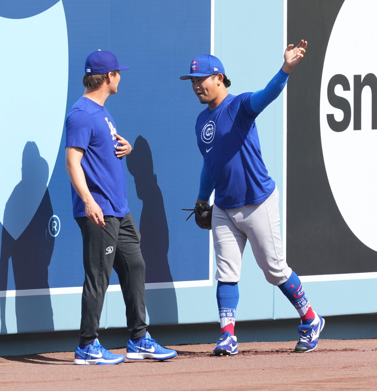 ドジャース対カブス　試合前、カブス今永（右）と話すドジャース山本（撮影・菅敏）