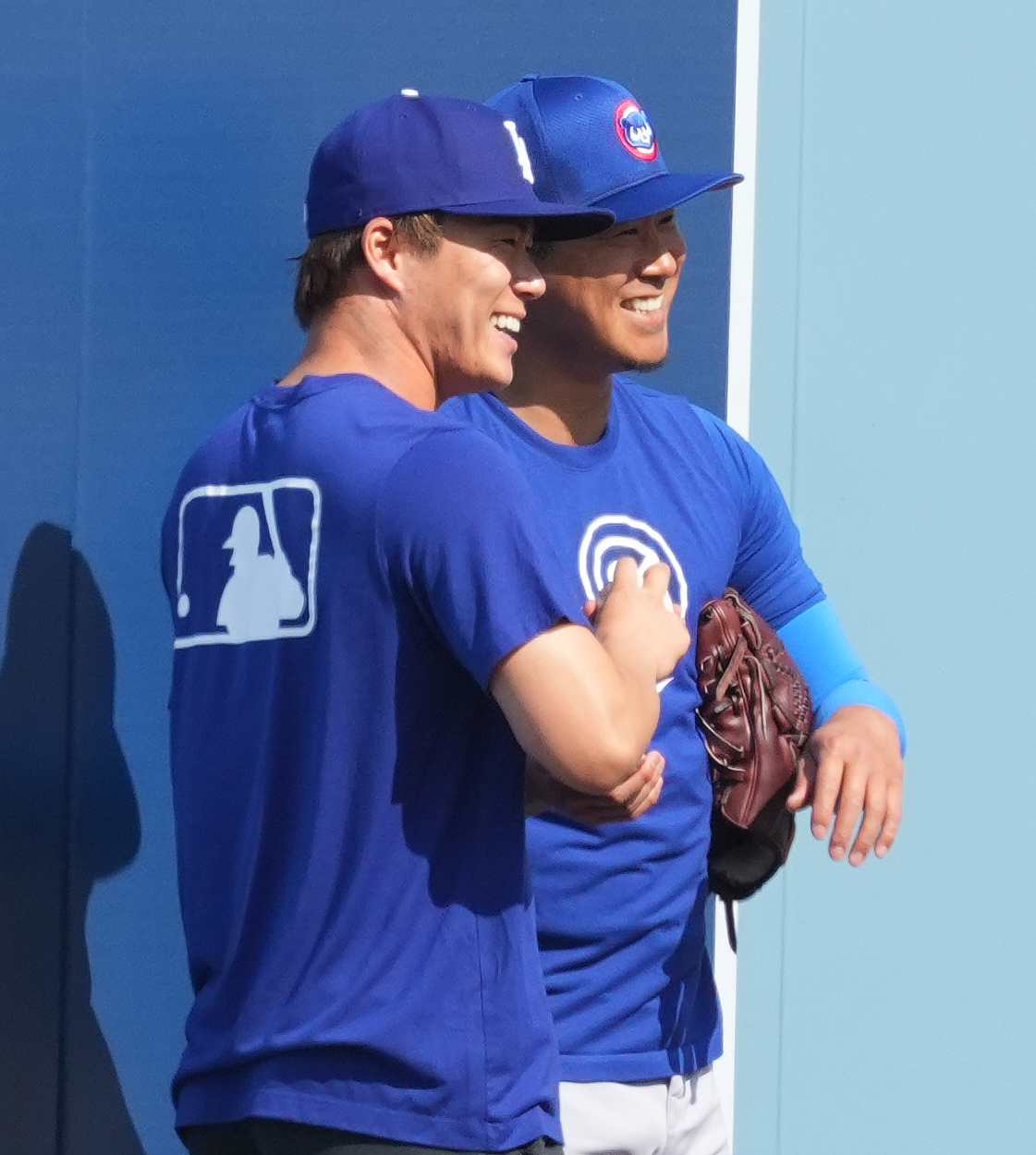 ドジャース対カブス　試合前、カブス今永（右）と談笑するドジャース山本（撮影・菅敏）