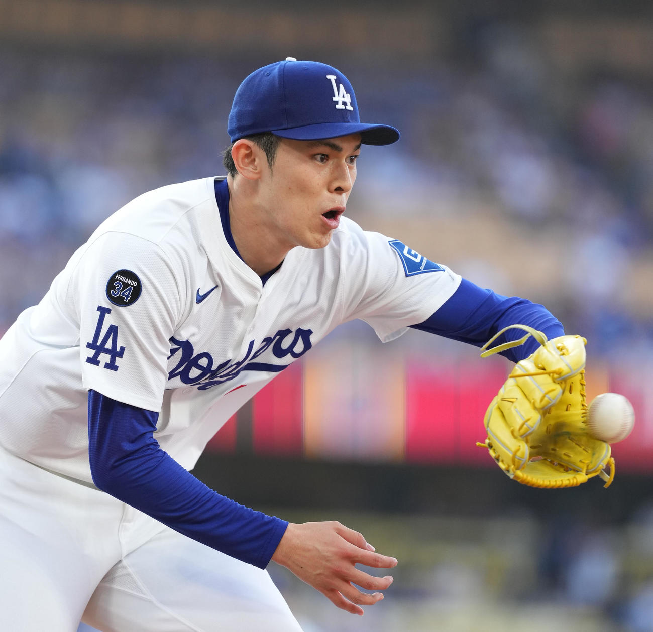 ドジャース対カブス　1回、一塁ベースカバーに入るドジャース佐々木（撮影・菅敏）