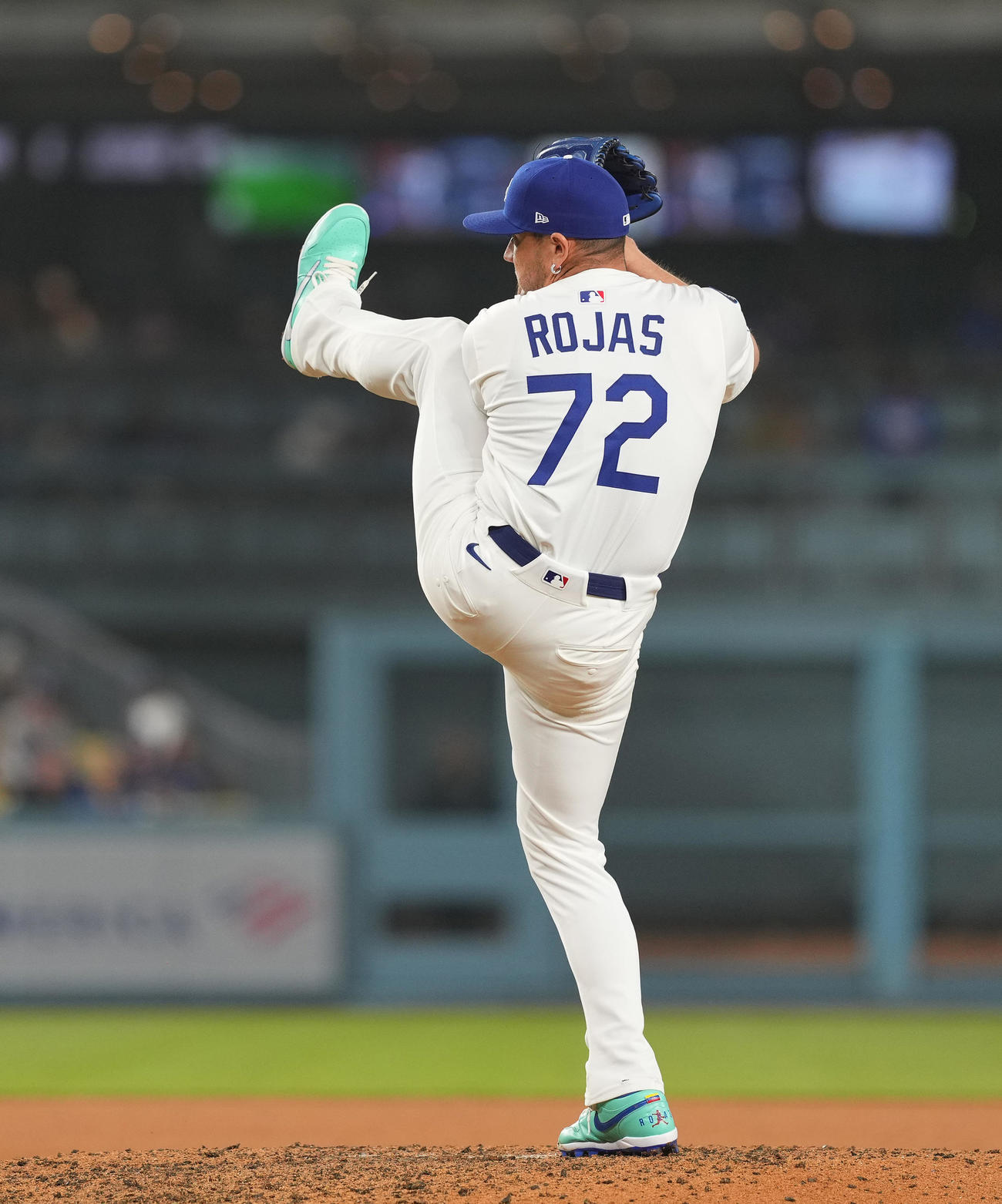 ドジャース対カブス　8回から登板し、佐々木のフォームをまねて投球するドジャース・ロハス（撮影・菅敏）