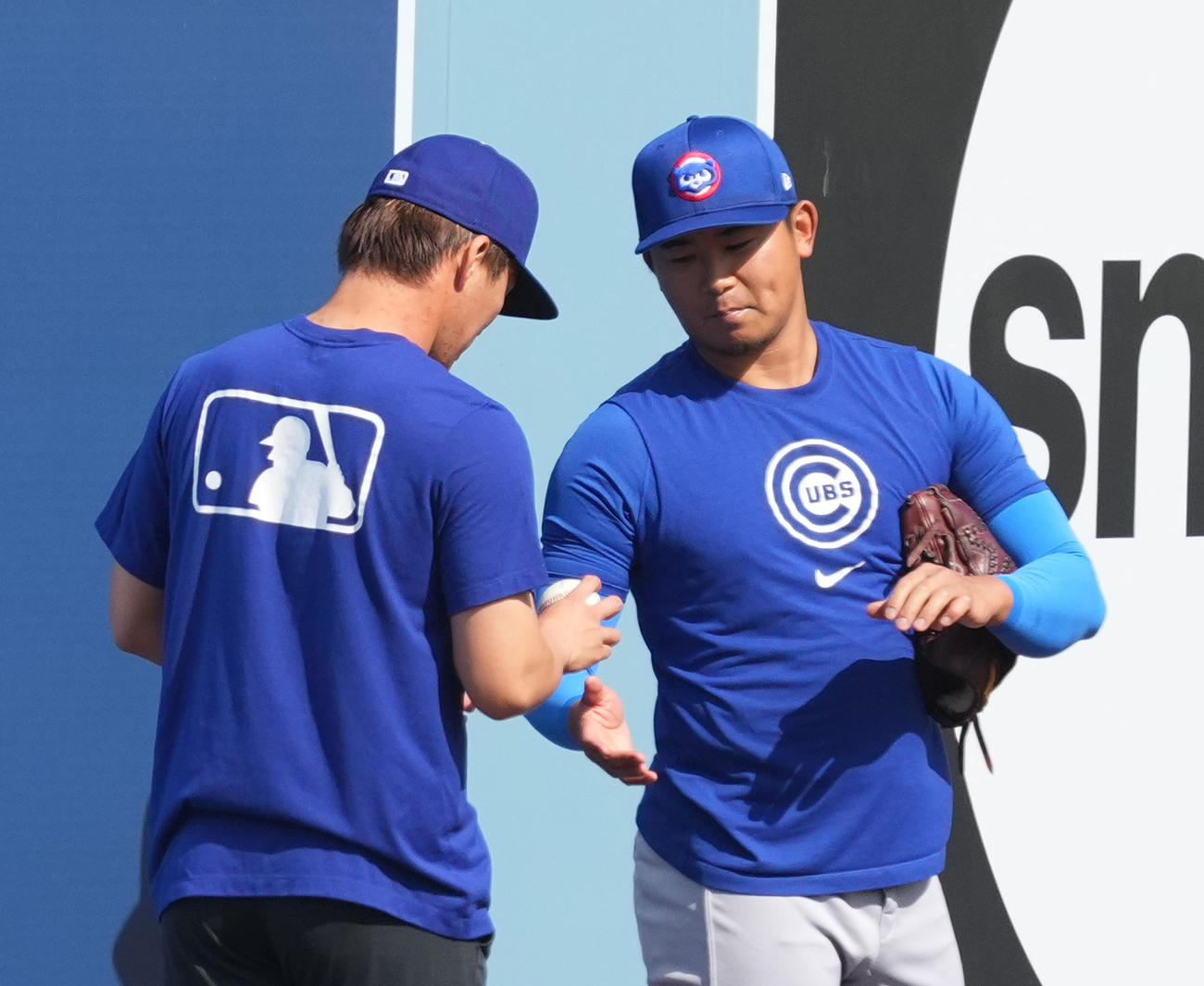 ドジャース対カブス　試合前、カブス今永（右）と話すドジャース山本（撮影・菅敏）