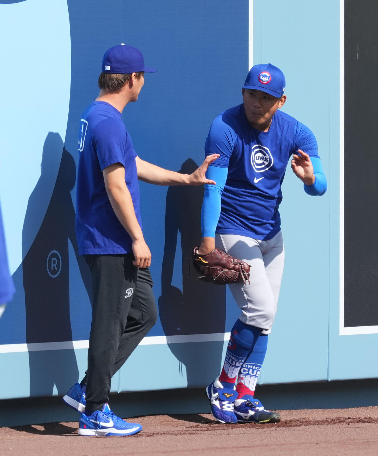 ドジャース対カブス　試合前、カブス今永（右）と話すドジャース山本（撮影・菅敏）