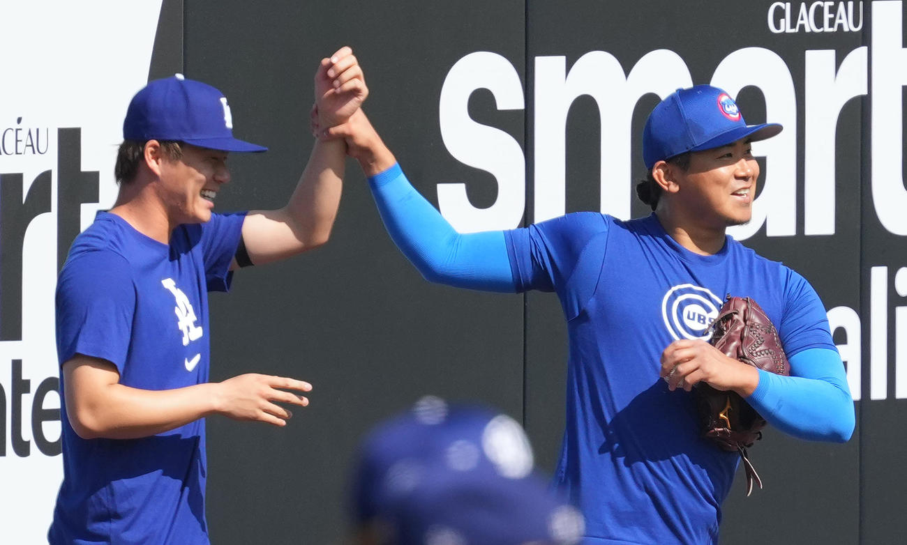 ドジャース対カブス　試合前、カブス今永（右）とじゃれ合うドジャース山本（撮影・菅敏）