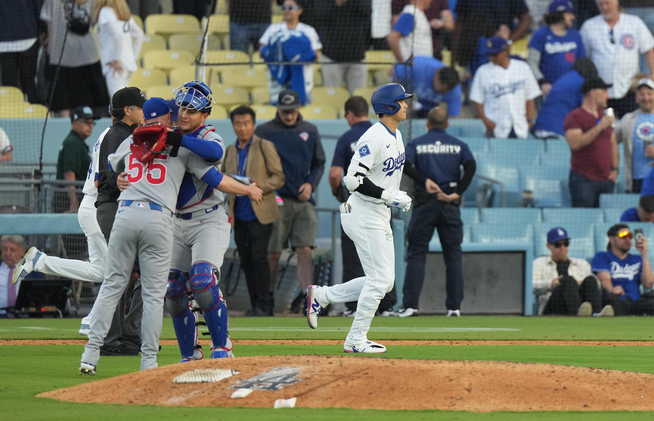 ドジャース対カブス　9回裏ドジャース2死、一ゴロに倒れ、ゲームセットとなり足早に引き揚げる大谷（右）（撮影・菅敏）