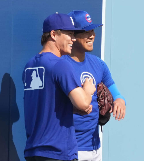 ドジャース対カブス　試合前、カブス今永（右）とじゃれ合うドジャース山本（撮影・菅敏）