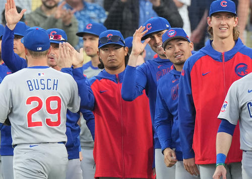 ドジャース対カブス　ドジャースに勝利し、ナインを迎えるカブス今永（中央）、鈴木（右から2人目）ら（撮影・菅敏）