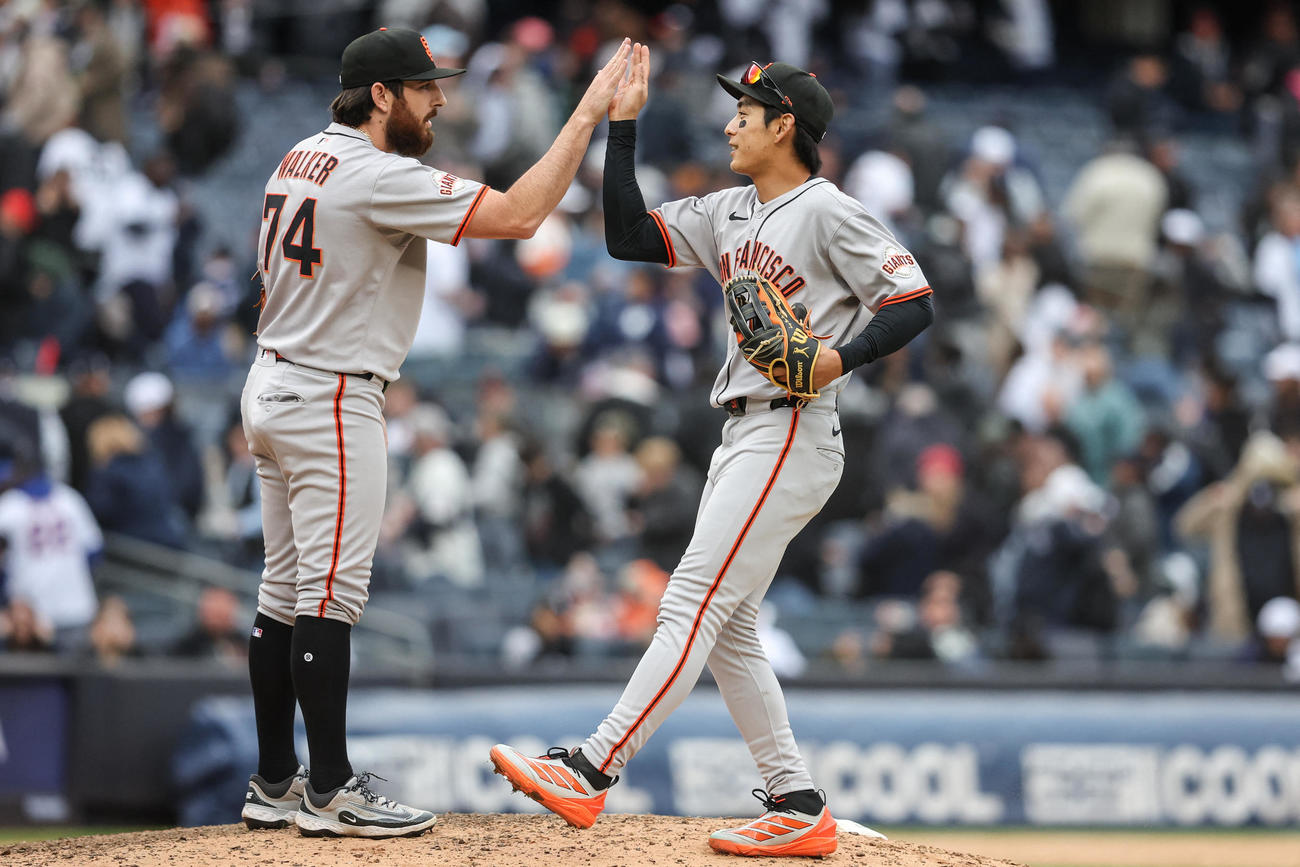 ヤンキース対ジャイアンツ　ヤンキースを破り、喜ぶジャイアンツのライアン・ウォーカー（左）と李政厚（Wendell Cruz-Imagn Images＝ロイター）