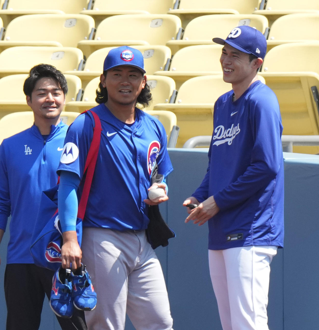 ドジャース対カブス　試合前、カブス今永（中央）と話すドジャース佐々木（2025年4月13日撮影）