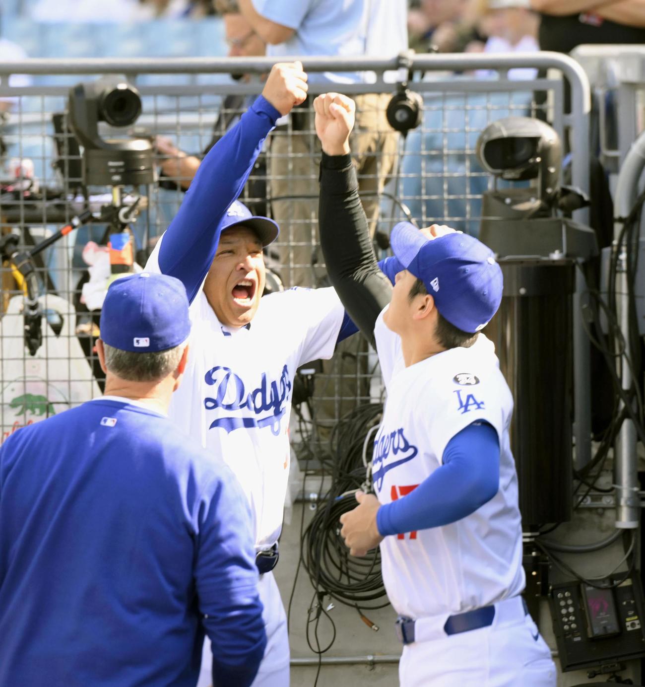 カブス戦の試合前、ロバーツ監督（左）とタッチするドジャース・大谷＝ロサンゼルス（共同）